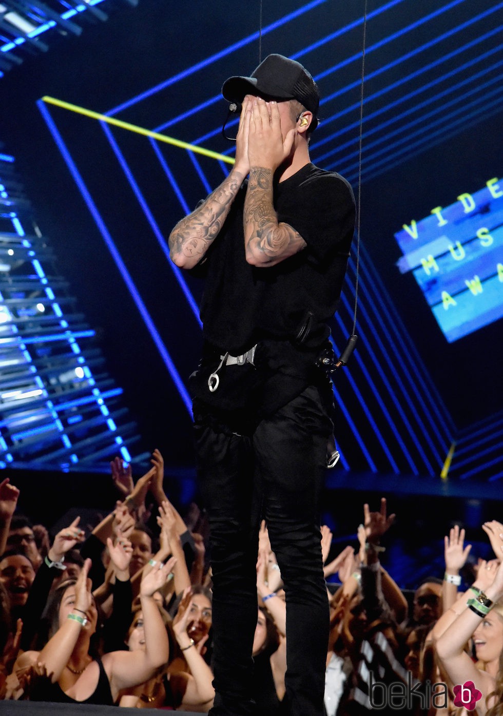 Justin Bieber rompe a llorar tras su actuación en los Video Music Awards 2015