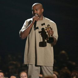 Kanye West recogiendo un galardón honorífico en los Video Music Awards 2015