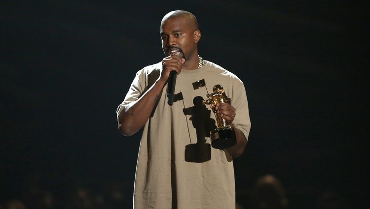 Kanye West recogiendo un galardón honorífico en los Video Music Awards 2015