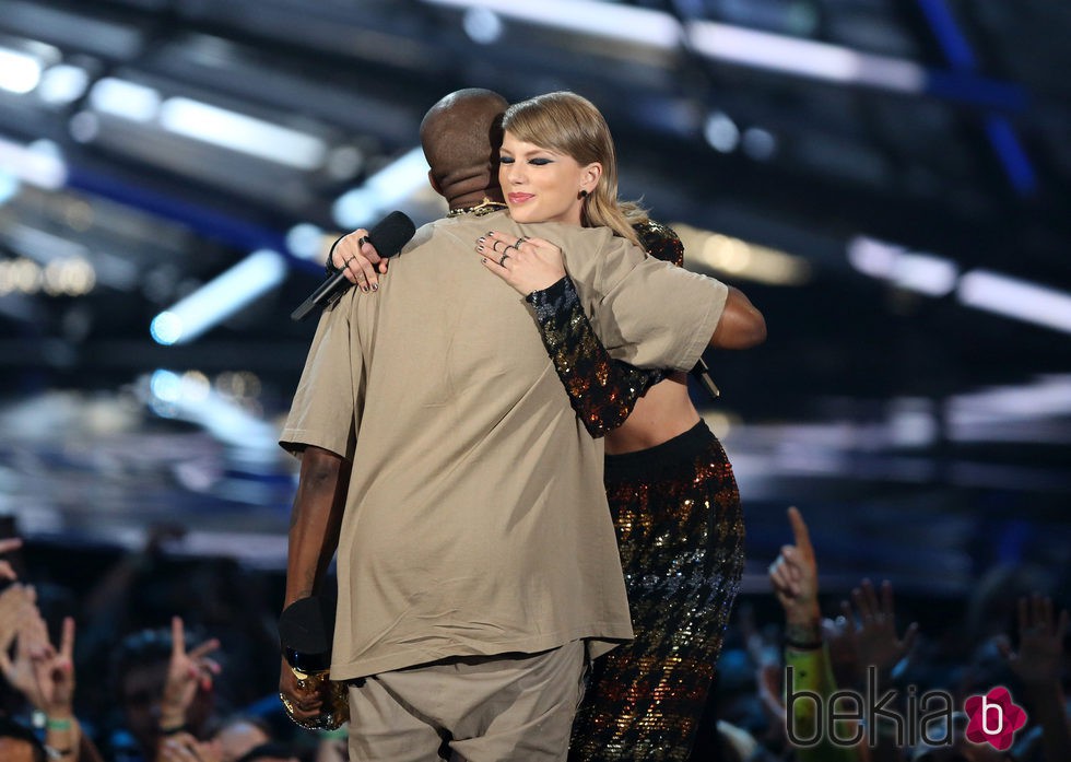 Kanye West y Taylor Swift abrazándose en la entrega de los Video Music Awards 2015