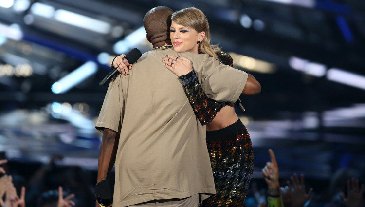 Kanye West y Taylor Swift abrazándose en la entrega de los Video Music Awards 2015