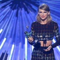 Taylor Swift con su galardón en los Video Music Awards 2015