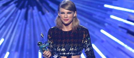 Taylor Swift con su galardón en los Video Music Awards 2015