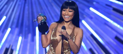 Nicki Minaj recogiendo su premio en la gala de los Video Music Awards 2015