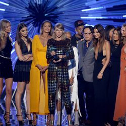 Taylor Swift acompañada por sus amigas en la recogida de su premio en los Video Music Awards 2015