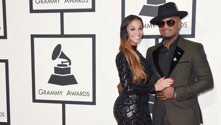 Neyo y su chica Cristal Renay en los Grammy Awards