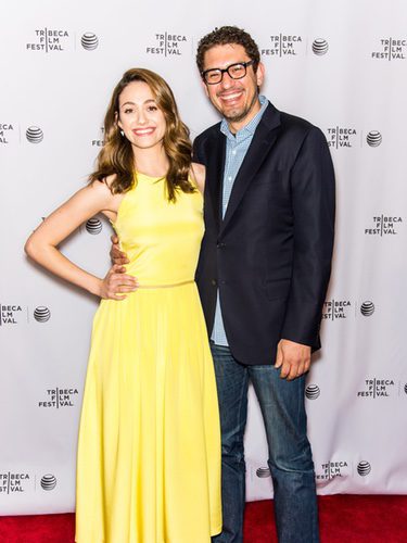 Emmy Rossum y su pareja Sam Esmail en un festival de cine