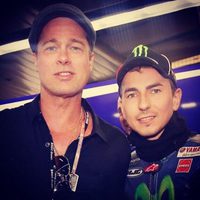 Jorge Lorenzo con Brad Pitt en el Circuito de Silverstone