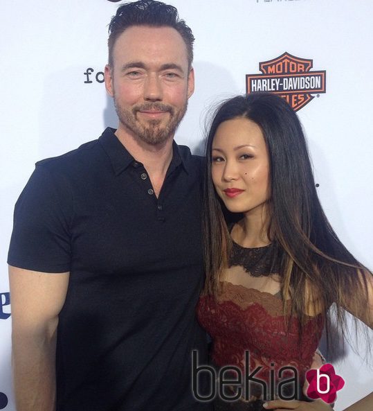 Kevin Durand y Sandra Cho juntos en un estreno