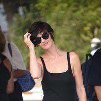 Paz Vega retocándose el flequillo en su llegada a la Mostra de Venecia 2015