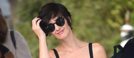 Paz Vega retocándose el flequillo en su llegada a la Mostra de Venecia 2015