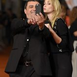 Ingrid García Jonsson y Paco Tous haciéndose un selfie en el estreno de 'Apaches' en el FesTVal de Vitoria 2015