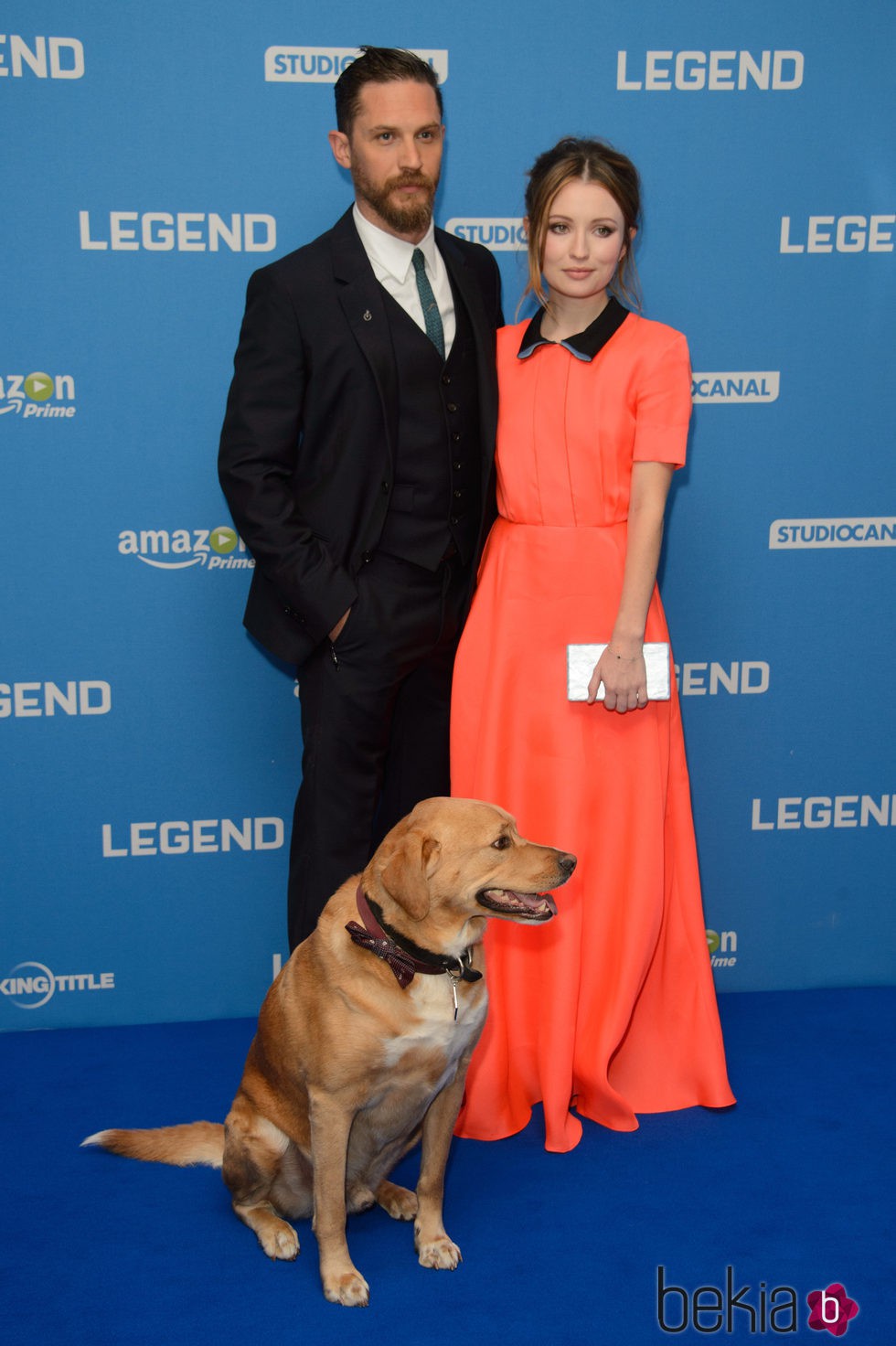 Emily Browning, Tom Hardy y su perro Woody en el estreno de 'Legend'