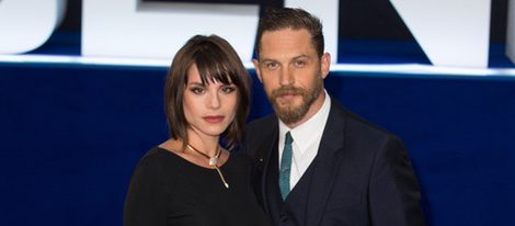 Tom Hardy y Charlotte Riley en el estreno de 'Legend' en Londres