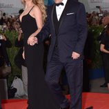 Johnny Depp y Amber Heard llegando cogidos de la mano al estreno de 'Black Mass' en la Mostra 2015