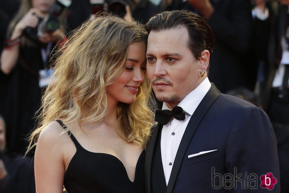 Johnny Depp y Amber Heard muy cariñosos en el estreno de 'Black Mass' en la Mostra 2015