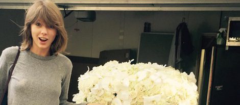 Taylor Swift posa con las flores que le ha regalado Kanye West