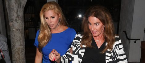 Caitlyn Jenner y Candis Cayne a la salida de un restaurante en Los Angeles