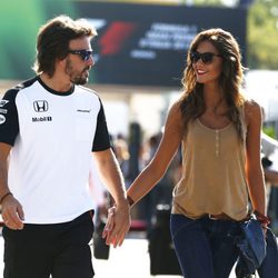 Fernando Alonso y Lara Álvarez cogidos de la mano en el GP de Italia 2015