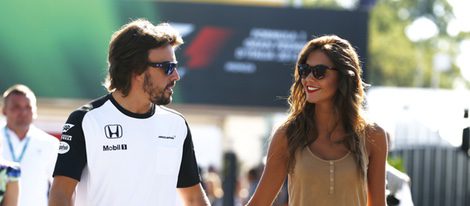 Fernando Alonso y Lara Álvarez cogidos de la mano en el GP de Italia 2015