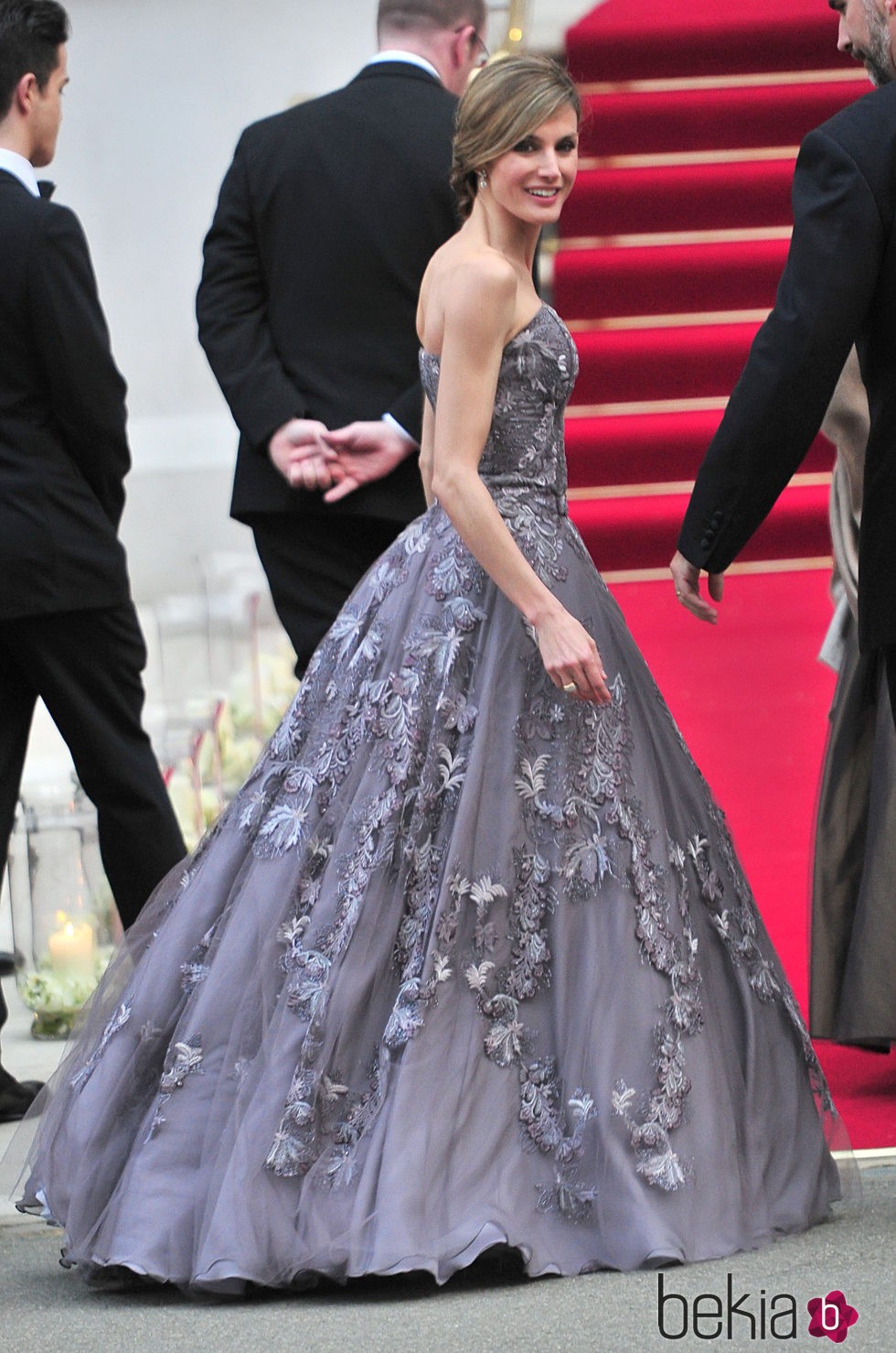 La Reina Letizia con un vestido de Felipe Varela en la boda de los Duques de Cambridge