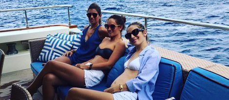 Carlota Ruiz, Marta Ponsati y Nagore Aranburu a bordo de un barco en alta mar