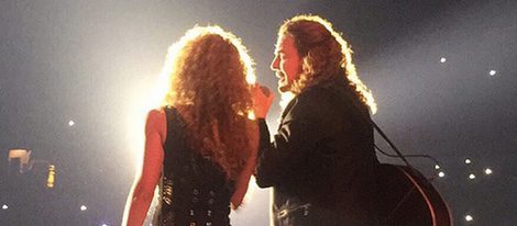 Shakira con Maná en su concierto en Barcelona