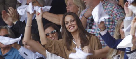 Eva González pidiendo la oreja para Cayetano Rivera en la Goyesca 2015