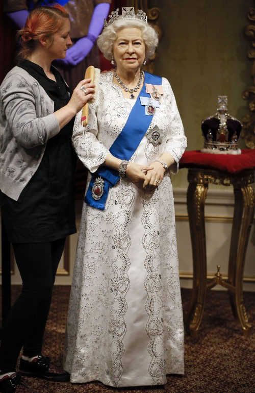 Figura de cera de la Reina Isabel II con nuevo traje para celebrar su récord en el Trono