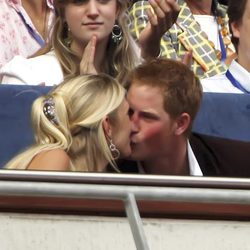 El Príncipe Harry y Chelsy Davy besándose