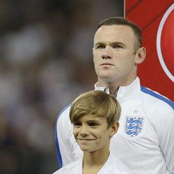 Romeo Beckham con Wayne Rooney en el Wembley Stadium