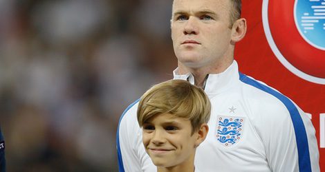 Romeo Beckham con Wayne Rooney en el Wembley Stadium