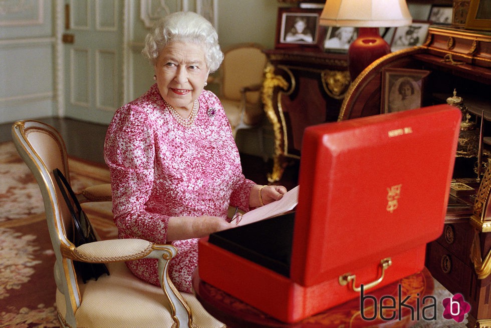 Foto oficial de la Reina Isabel II en el día en el que logró el reinado más largo de la historia de Reino Unido