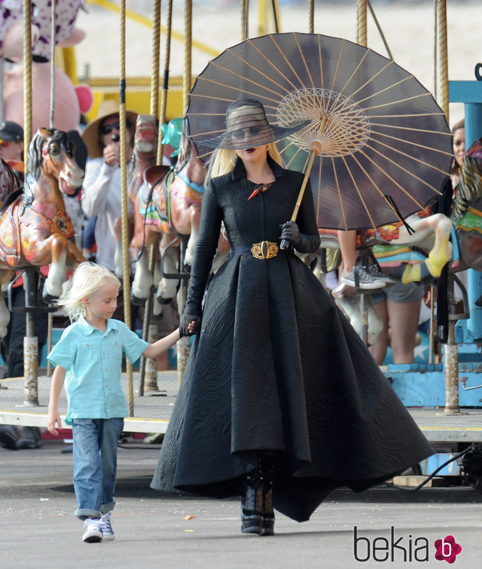 Lady Gaga lleva a un niño de la mano en la grabación de 'American Horror Story: Hotel'