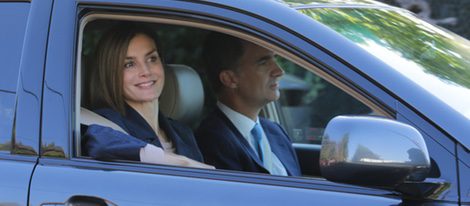 Los Reyes Felipe y Letizia llevando a sus hijas al colegio