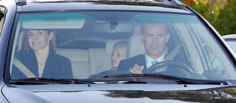 Los Reyes Felipe y Letizia llevando a la Princesa Leonor y la Infanta Sofía al colegio