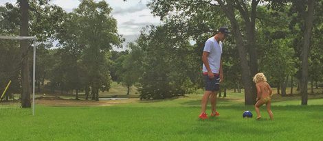 Gisele Bundchen publica una foto de Tom Brady y su hijo jugando al fútbol