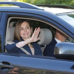 La Reina Letizia saludando en la vuelta al cole de sus hijas