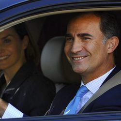 Los Reyes Felipe y Letizia muy sonrientes saludando en la vuelta al cole de sus hijas