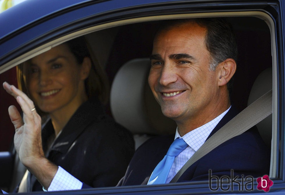 Los Reyes Felipe y Letizia muy sonrientes saludando en la vuelta al cole de sus hijas