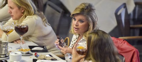 Terelu Campos tomando copas con unas amigas