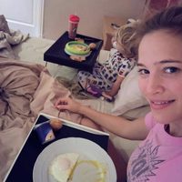 Luisana Lopilato junto a su hija Noah desayunando 