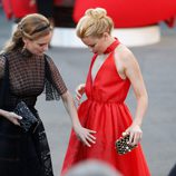 Diane Kruger colocando el vestido a Elizabeth Banks en la clausura de la Mostra 2015