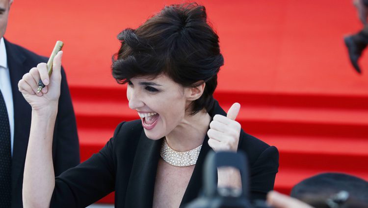 Paz Vega muy contenta en la clausura de la Mostra 2015