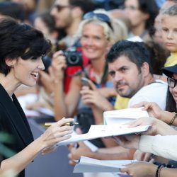 Paz Vega firmando autógrafos en la clausura de la Mostra 2015