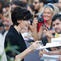 Paz Vega firmando autógrafos en la clausura de la Mostra 2015