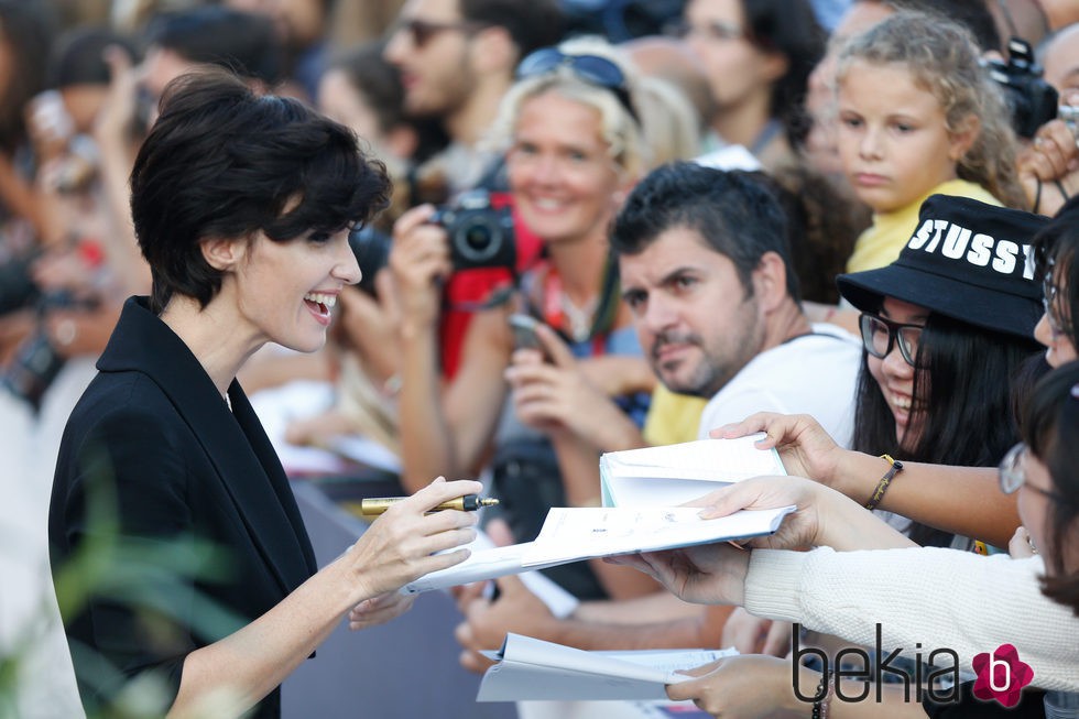 Paz Vega firmando autógrafos en la clausura de la Mostra 2015