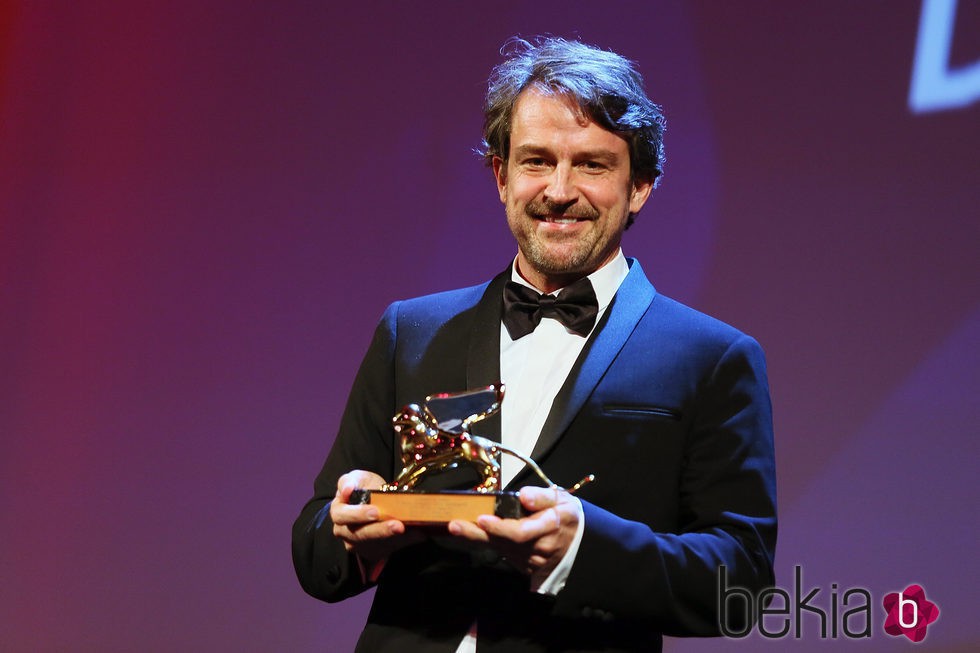 Lorenzo Vigas recogiendo el León de Oro de la Mostra 2015 por 'Desde allá'