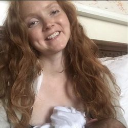 Lily Cole presenta a su hija Wylde dándole de mamar