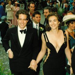 Liz Hurley y Hugh Grant en la alfombra roja en la década de los 90